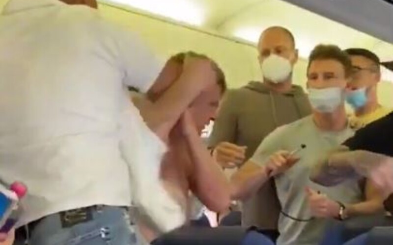 VIDEO: Odmietli si dať rúško, tak ich začali mlátiť. V lietadle na Ibizu zažili cestujúci bitku ako z akčného filmu.