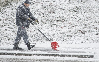 ČHMÚ: Do Česka míří studená fronta, přinese další mráz a sníh.