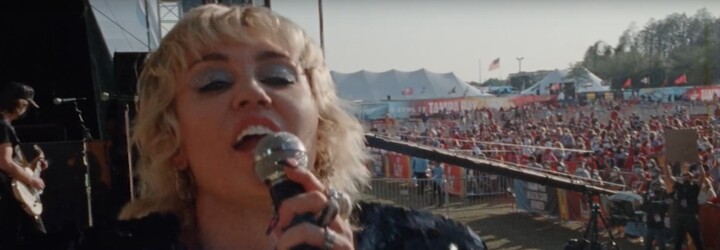 Miley Cyrus uspořádala velký koncert pro očkované zdravotníky. Novým videoklipem propaguje vakcinaci