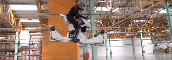 Místo dvou kol čtyři vrtule. Ruský startup zhotovil fungující hoverbike, díky kterému si zalétáme