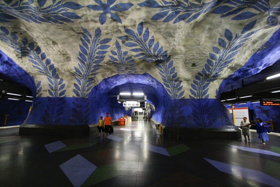 Ve kterém hlavním městě se nachází toto metro, které je známé pro svou výzdobu a přezdívá se mu nejdelší umělecká galerie na světě?