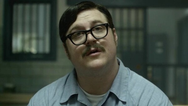 Cameron Britton v seriálu Mindhunter ztvárnil sériového vraha, který skutečně existoval. Znáš jeho jméno?