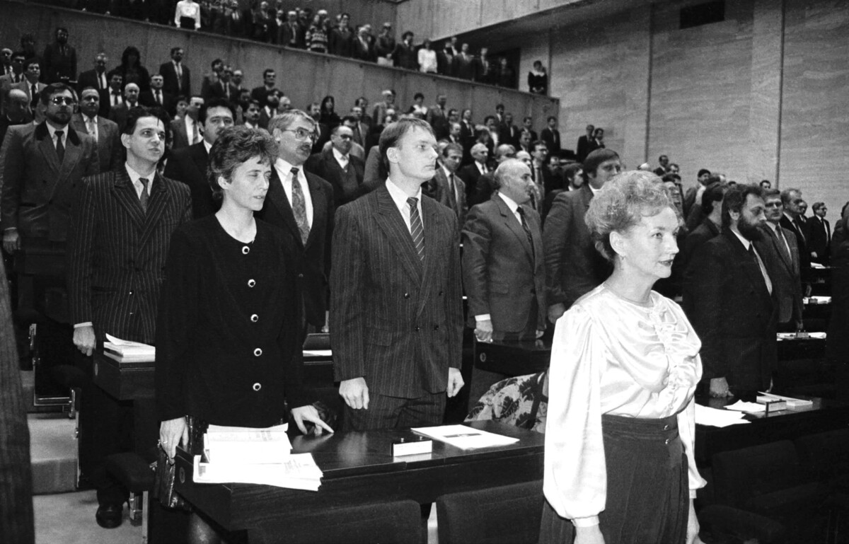 Posledná schôdza Federálneho zhromaždenia ČSFR pred ukončením československého štátu, 16. – 17. december 1992.