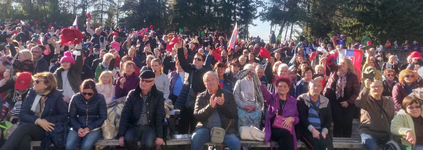 Ficov protest v Rimavskej Sobote: mávanie čapicami ako od Trumpa, urážanie vlády aj prezidentky, recitovanie a spev napriek zákazu