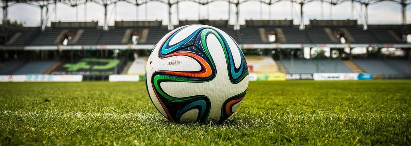 FIFA pozvala všetkých 12 zachránených chlapcov z jaskyne na finále MS. Thajskí futbalisti už dostali pozvanie aj do Anglicka