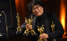 Film Parazit získal „příliš mnoho“ Oscarů. Režisér Pon Džun-ho se omluvil těm, kteří na ně gravírovali jeho jméno