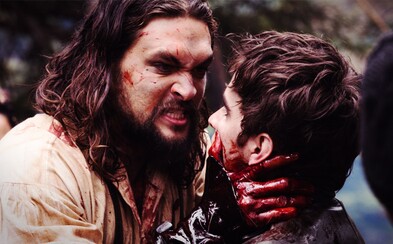 Filmový Aquaman Jason Momoa sa stáva štvanou zverou v násilím nabitom traileri pre surovú seriálovú novinku Frontier od Netflixu Filmový Aquaman Jason Momoa sa stáva štvanou zverou v násilím nabitom traileri pre surovú seriálovú novinku Frontier od Netflixu
