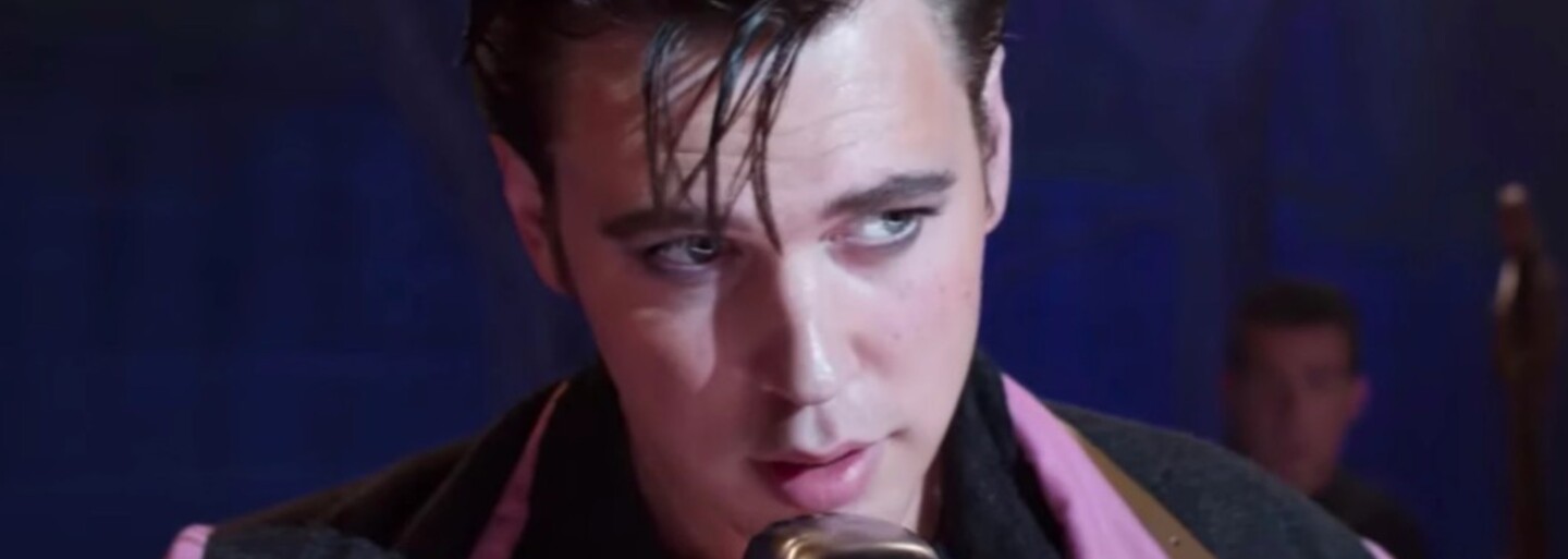 Filmový Elvis Presley je plný pohybov kráľa rokenrolu a konfliktov s Tomom Hanksom, ktorý hrá spevákovho manažéra