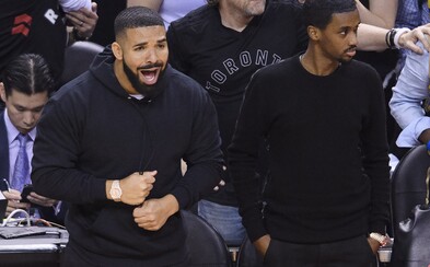 Finále NBA patrí Drakeovi. Bez rešpektu trolluje najväčšie hviezdy priamo na palubovke aj na Instagrame Finále NBA patrí Drakeovi. Bez rešpektu trolluje najväčšie hviezdy priamo na palubovke aj na Instagrame