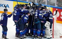 Fíni zvíťazili na MS 2022 v hokeji. Domáci turnaj ovládli aj vďaka spornému vylúčeniu vo finálovom zápase