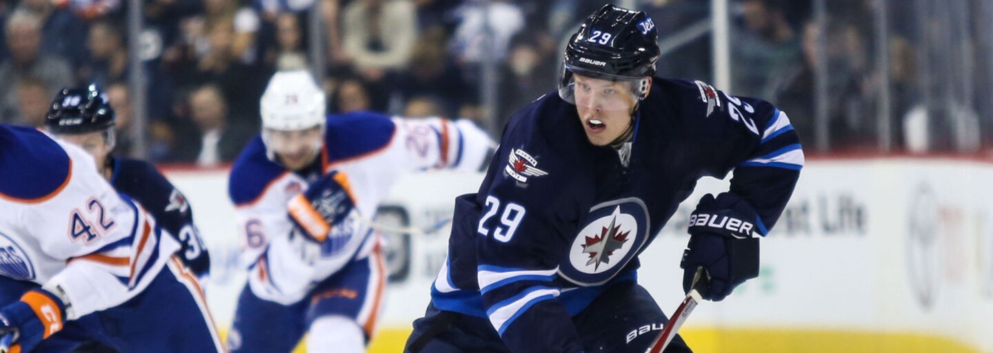 Fínsky megatalent Patrik Laine obdržal ukážkový hit, po ktorom sa len ťažko dvíhal z ľadu