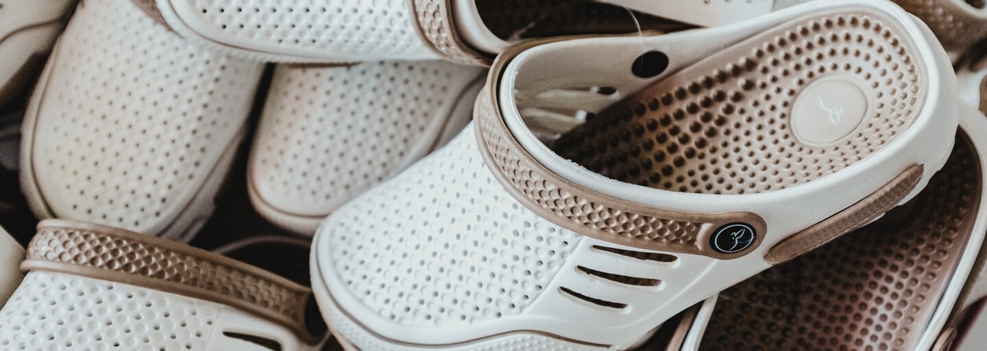 Firma Crocs zatvorila poslednú pobočku v Taliansku. Skončí sa éra nevkusných topánok?