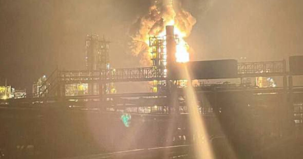 Ukrajinské drony zasáhly jednu z největších ruských rafinérií. Po pádu trosek vznikl požár