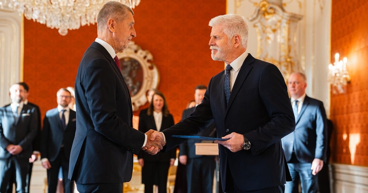 AKTUÁLNĚ: Prezident Pavel jmenoval novou vládu. Máme dvě ministryně, Turek chybí
