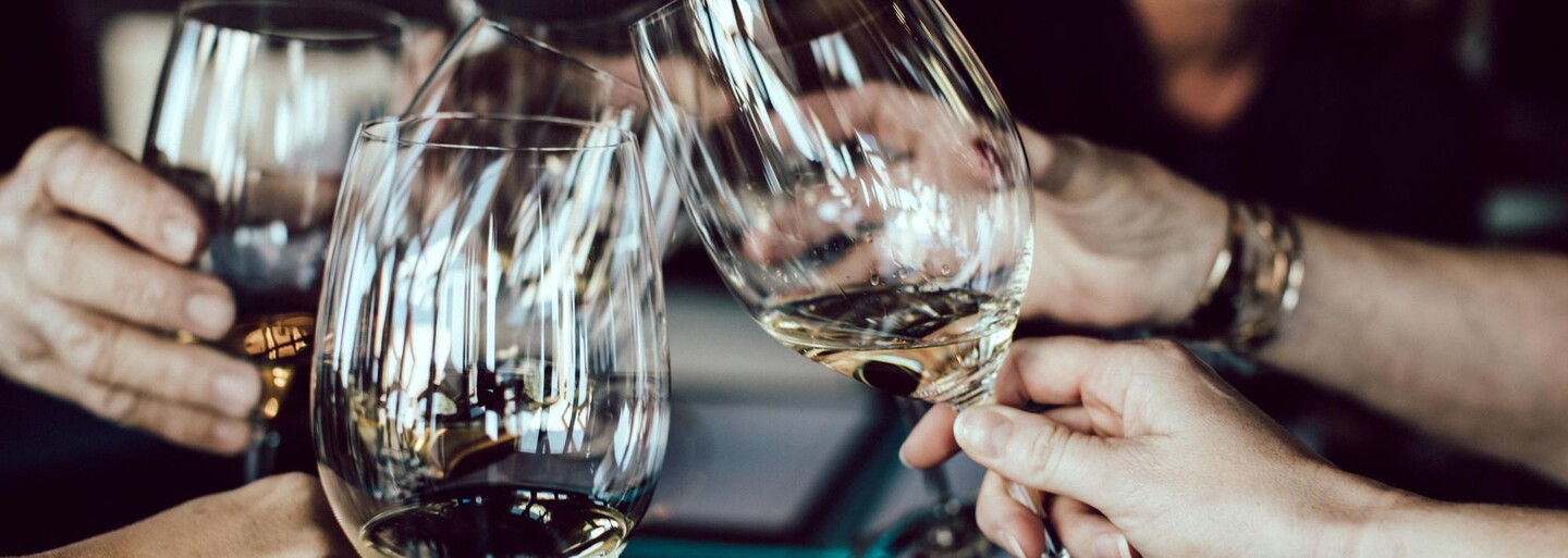 Alkohol, lahve na zemi a davy lidí, kteří se vykašlali na pravidla. Takto to vypadalo v Británii po uvolnění opatření