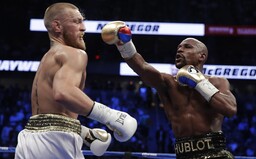 Floyd Mayweahter oznámil návrat k zápasení. Společně s UFC připravuje něco velkolepého