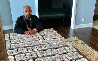 Floyd Mayweather všechny oklamal, že bude odveta s Mannym Pacquiou. Za desetisekundové video vydělal 2,2 milionu dolarů Floyd Mayweather všechny oklamal, že bude odveta s Mannym Pacquiou. Za desetisekundové video vydělal 2,2 milionu dolarů