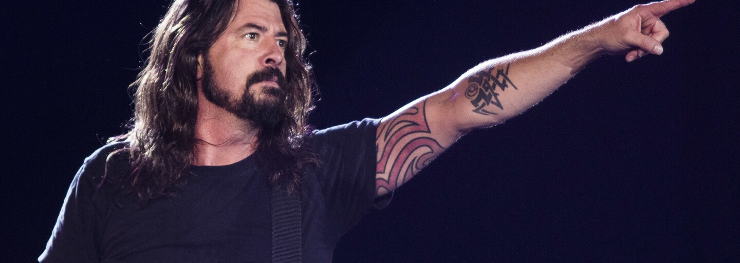 Foo Fighters odehráli emotivní koncert na počest zesnulého Taylora Hawkinse. Zpěvák Grohl neudržel slzy