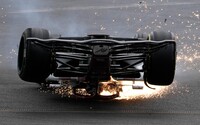 Formula 1: Veľká cena V. Británie bola reklamou na motoršport. Hororová nehoda, problémy Verstappena a začiatok vojny vo Ferrari?