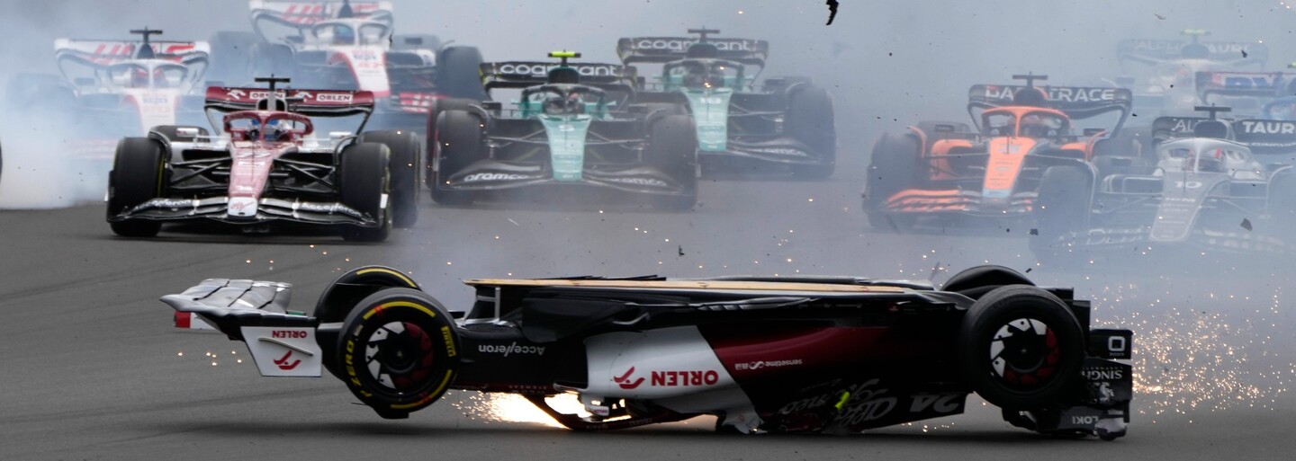 Formula 1: Veľká cena V. Británie bola reklamou na motoršport. Hororová nehoda, problémy Verstappena a začiatok vojny vo Ferrari?