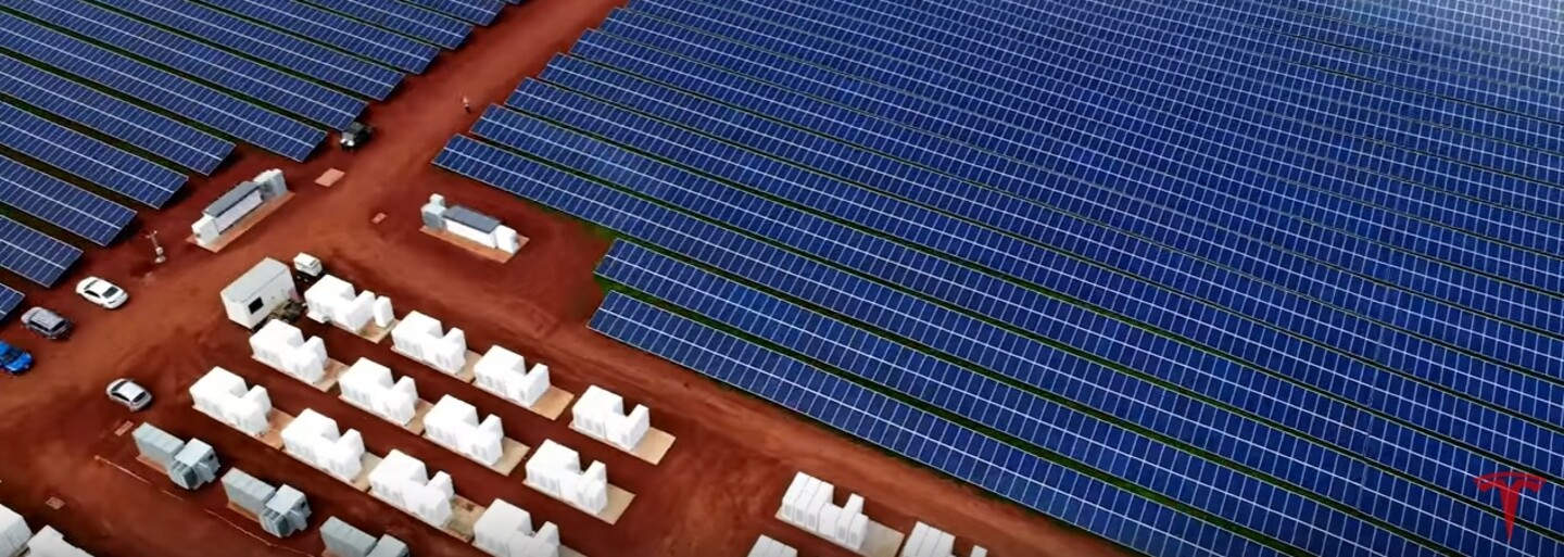 Fosilní paliva nás opouštějí. Tesla vybavila ostrov na Havaji tisícovkami solárních panelů a stovkami baterií