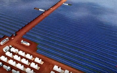 Fosilní paliva nás opouštějí. Tesla vybavila ostrov na Havaji tisícovkami solárních panelů a stovkami baterií Fosilní paliva nás opouštějí. Tesla vybavila ostrov na Havaji tisícovkami solárních panelů a stovkami baterií