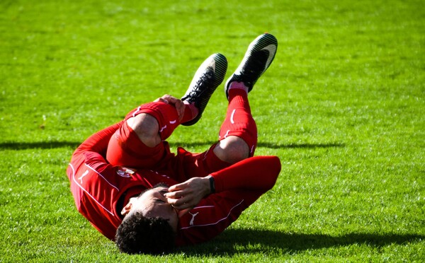 Futbalista pohrýzol svojho súpera pri hádke do penisu, dostal stopku na 5 rokov. Postihnutý hráč nemôže hrať pol roka