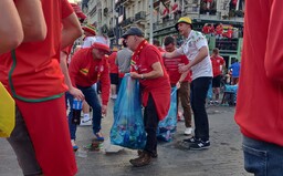 Fotbaloví fanoušci z Walesu po hromadné party uklidili ulice Bruselu. Za slušné gesto jim děkuje policie i vedení města