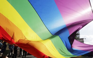 Fotbalový chuligán zapálil vlajku a střílel světlice na Prague Pride, nyní dostal pokutu a podmínku Fotbalový chuligán zapálil vlajku a střílel světlice na Prague Pride, nyní dostal pokutu a podmínku