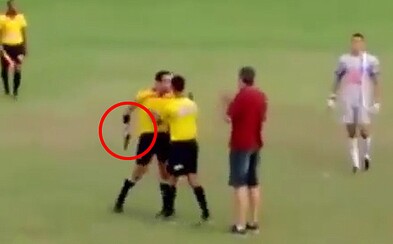 Fotbalový rozhodčí se uprostřed hřiště oháněl pistolí poté, co byl napaden hráči jednoho z týmů Fotbalový rozhodčí se uprostřed hřiště oháněl pistolí poté, co byl napaden hráči jednoho z týmů