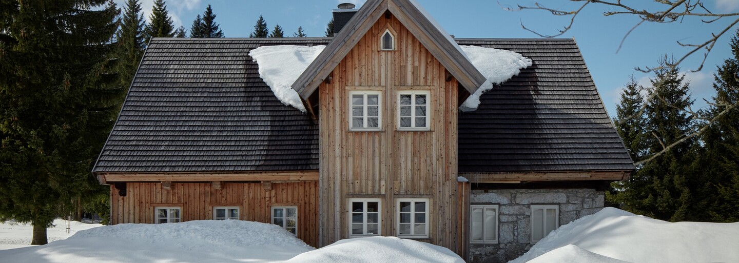 FOTO: 130-ročná chata s betónovou saunou zapustenou v zemi a moderným interiérom