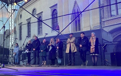 FOTO a VIDEO: Zhromaždenie na podporu Ukrajiny. V Bratislave rečnili Tono S., Braňo Dobšinský i Veronika C. Ostrihoňová