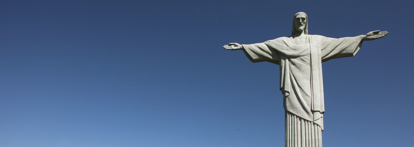 FOTO: Do sochy Krista v Brazílii udeřil blesk. Fotografům se podařilo zachytit jedinečný moment
