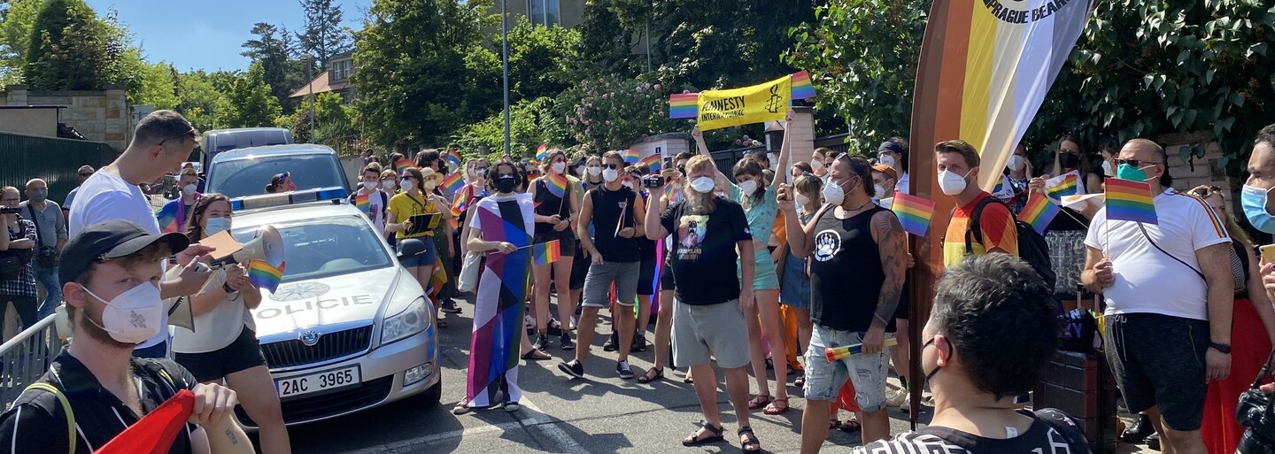 FOTO: „Dostávám výhrůžky smrtí, protože jsem gay,“ říká organizátor LGBT demonstrace v Praze. Maďarský zákon vyvolal vlnu odporu