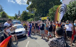 FOTO: „Dostávám výhrůžky smrtí, protože jsem gay,“ říká organizátor LGBT demonstrace v Praze. Maďarský zákon vyvolal vlnu odporu