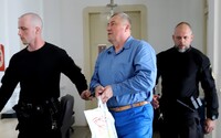 FOTO: Dušan Kováčik prišiel na súd vo väzenskom mundúre. 50-tisíc eur od pána X vraj prijal v knihe upravenej na dávanie úplatkov