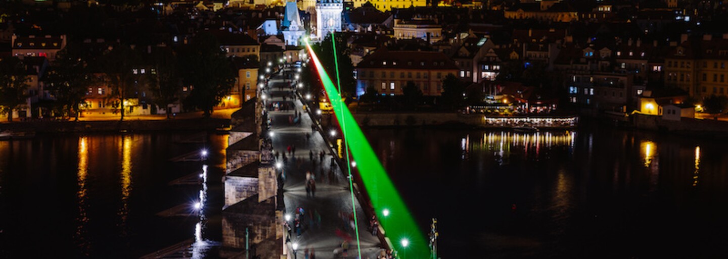 FOTO: Oba konce Karlova mostu protne laserový paprsek. Signal Festival chce speciální instalací poděkovat vědcům