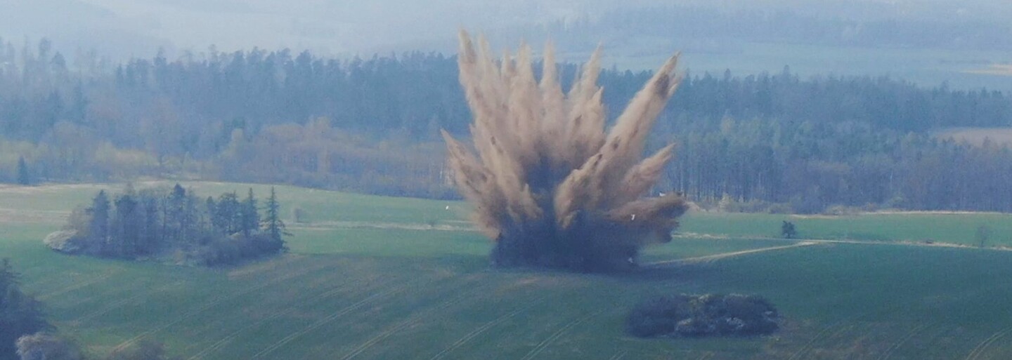 FOTO: Pyrotechnici na Opavsku provedli řízenou likvidaci letecké pumy, kvůli které bylo evakuováno kolem 300 lidí