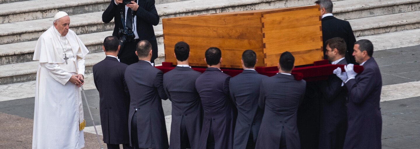 FOTO: Rakev s tělem Benedikta XVI. byla po mši přenesena do baziliky svatého Petra