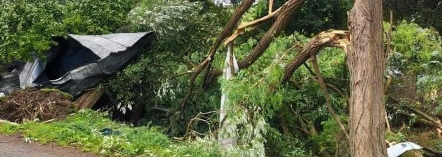 FOTO: Takto tornádo na východe Slovenska spustošilo domy. Zničilo strechy, strhlo elektrické vedenie aj stromy