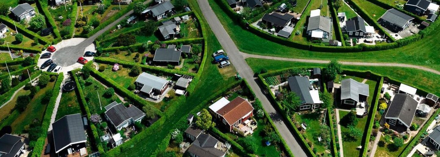 FOTO: Toto utopické mestečko v Dánsku vyzerá ako vystrihnuté z mimozemskej kolónie. Stavia na tom, že ľudia si chcú pomáhať