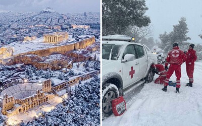FOTO: V Grécku zasahuje pre snehové záveje armáda. Vodiči uviazli na 20 hodín na diaľnici, ľudia mrznú vo svojich domovoch