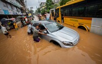 FOTO: Záplavy v Indii a Bangladéši pripravili o život desiatky ľudí, pod vodou sú milióny domov
