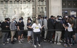 FOTOGALERIE: V Británii otevřeli po třech měsících kamenné obchody s oblečením. Lidi ovládla nákupní horečka