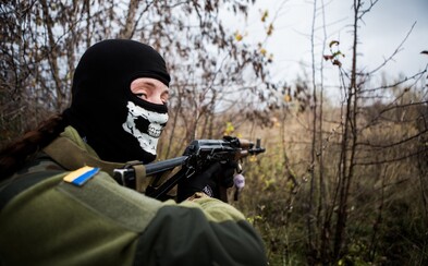 Fotograf z Prahy žil s ukrajinskými vojakmi v oblasti, kde mu hrozila smrť. Zachytil ženy v armáde aj drsný život východu Fotograf z Prahy žil s ukrajinskými vojakmi v oblasti, kde mu hrozila smrť. Zachytil ženy v armáde aj drsný život východu