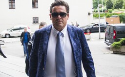 Fotografie zachycuje Mariana Kočnera, jak si pár dní po vraždě Jána Kuciaka vybírá obrovskou hotovost z banky