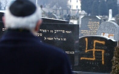 Fotografie přeživších holocaustu ve Vídni pokreslili hákovými kříži Fotografie přeživších holocaustu ve Vídni pokreslili hákovými kříži