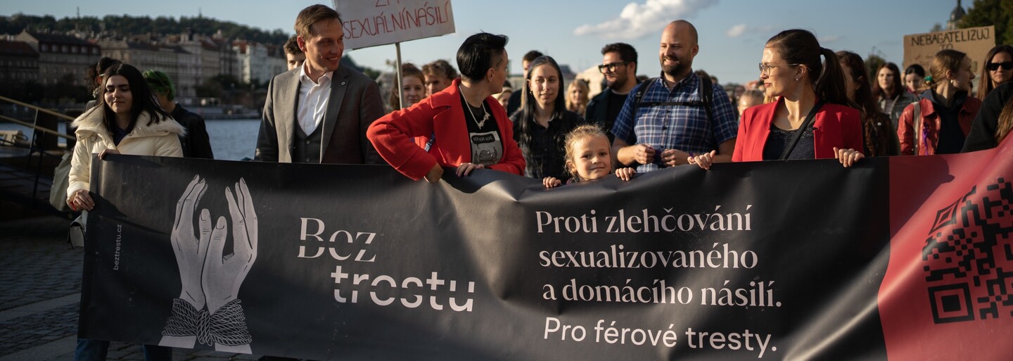 Fotoreportáž: „Justicí se necítím chráněna.“ Prahou prošel pochod proti bagatelizaci sexualizovaného a domácího násilí
