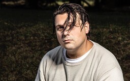 Fotr rapu James Cole se přiznal, že je Čech, gay, má pivní mozol a monopol na flow. G.O.A.T. je zm**ství na druhou