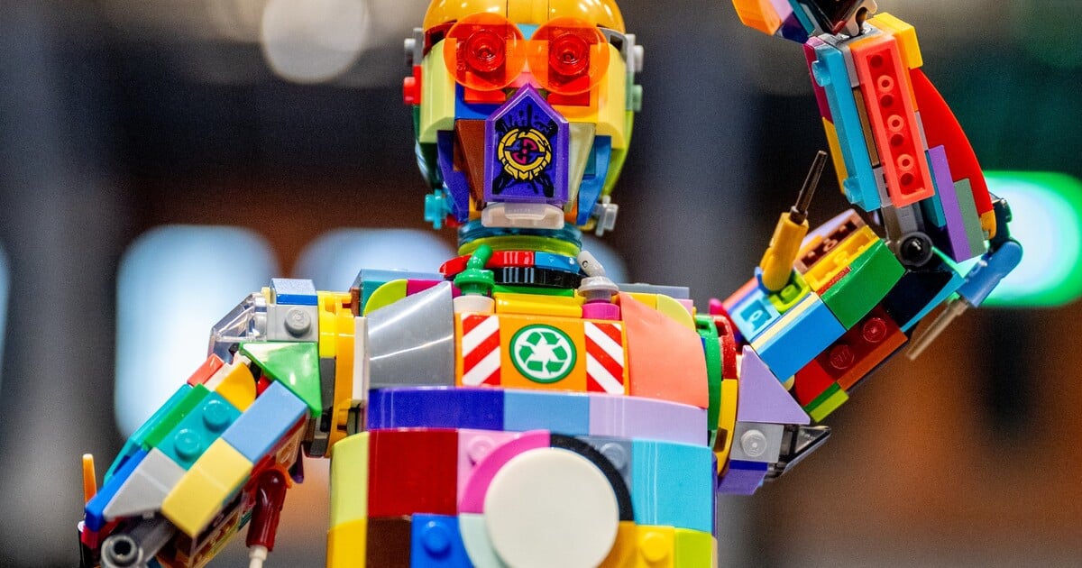 LEGO slaví 25 let v Kladně. Česko dostane kostičkovou svatováclavskou korunu